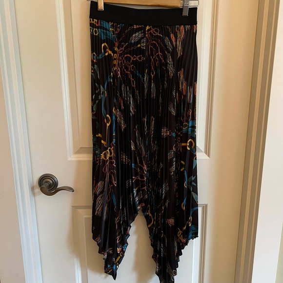 Zara Basic pleated accordion skirt with chain & tassel print on black background - Picture 5 of 5